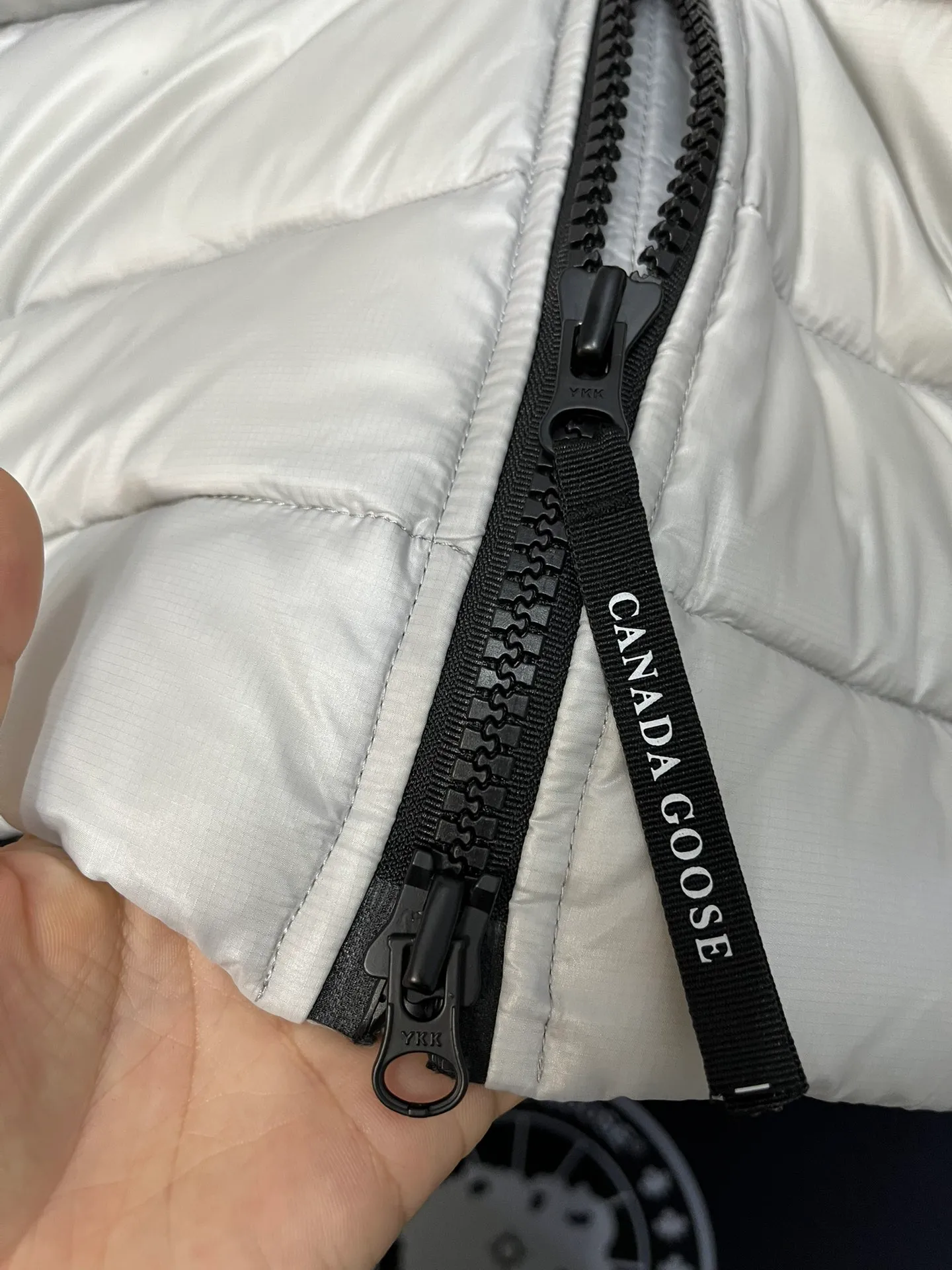 P940 Top 🔥purchase version 𝘾𝘼𝙉𝘼𝘿𝘼 𝙂𝙊𝙊𝙎𝙀/Canada Goose 2227 thin and light style. It’s super lightweight and doesn’t feel any weight on your upper body at all! Show more temperament‼  Canada Goose, a Canadian brand, has always been recognized as the warmest down jacket. Various Instagram celebrities, Internet celebrities, and celebrities often wear it for street photos. I make Canada Goose every year, but I still can’t get rid of my love for the goose. No matter how cold the winter is, there is no need to be afraid. Canada Goose is the legendary warmest down jacket and is known as a must-have for Arctic outdoor sports! The most popular down jacket in the world, celebrities are rushing to buy it, it is a must-have! Size: S-2XL Color: silver gray (red label) silver gray (black label), black (red label), black (black label), dark blue